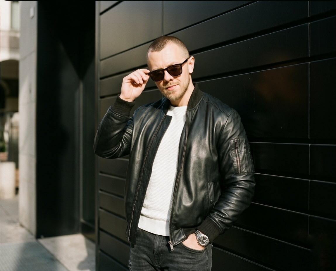 Schwarze Lederjacke zum komplett schwarzen Outfit
